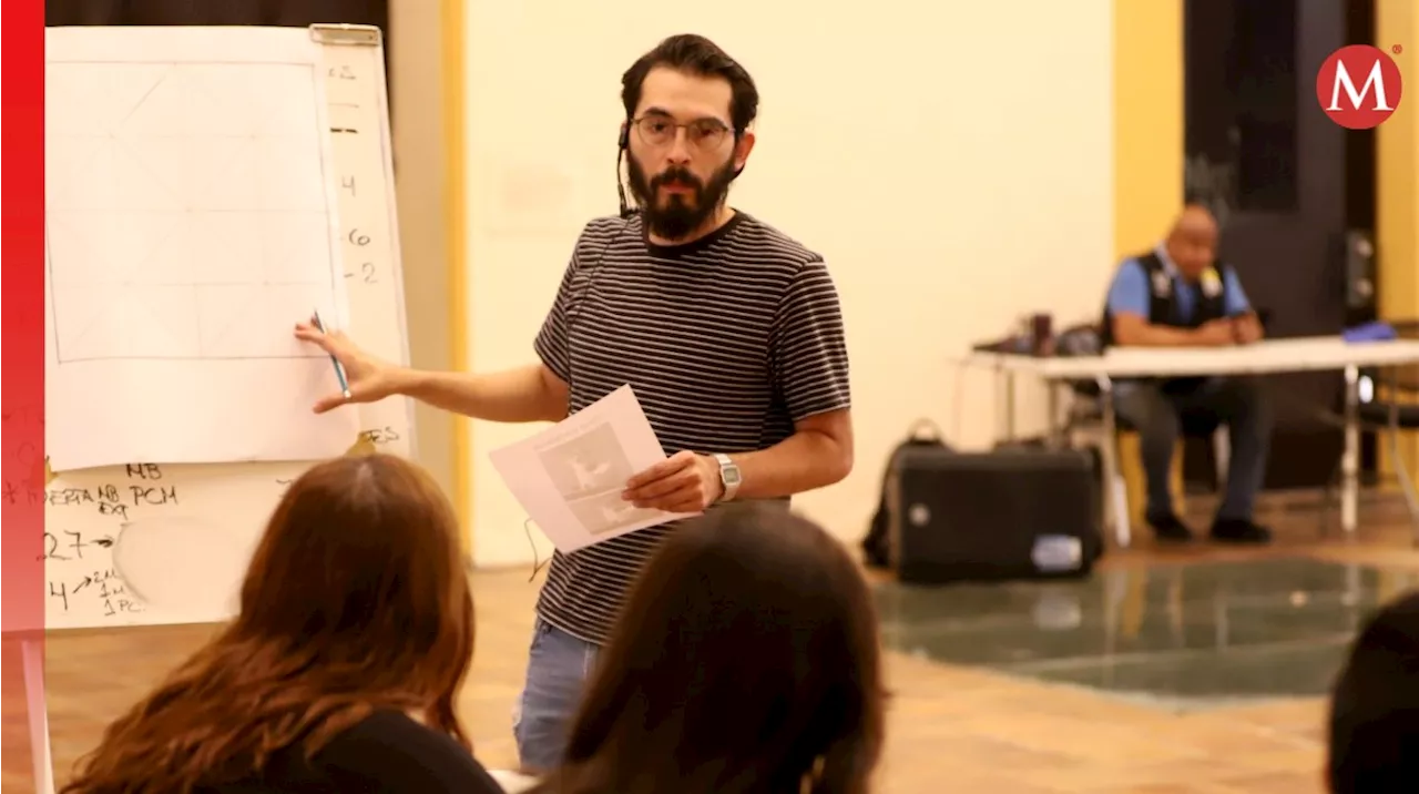 A pesar de la lluvia, jóvenes y adultos asisten al taller de dibujo del maestro Pedro García de la Torre