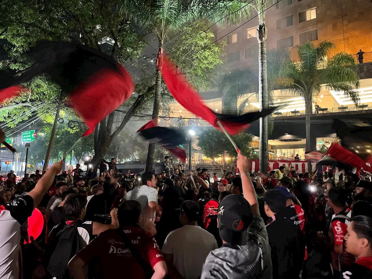 Afición de Atlas lleva serenata al equipo previo al Clásico Tapatío