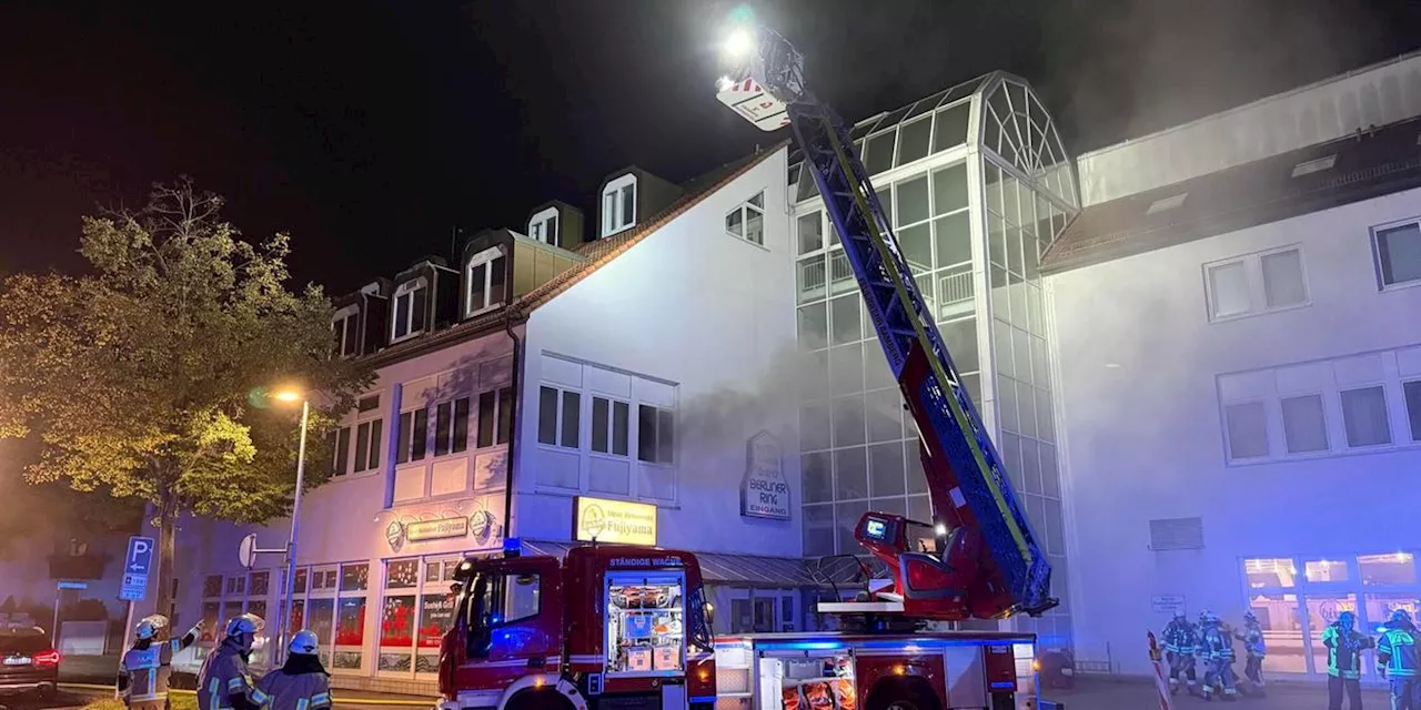 Brand in Bamberger Hotel - Feuerwehr mit Drehleiter im Einsatz mehrere Verletzte