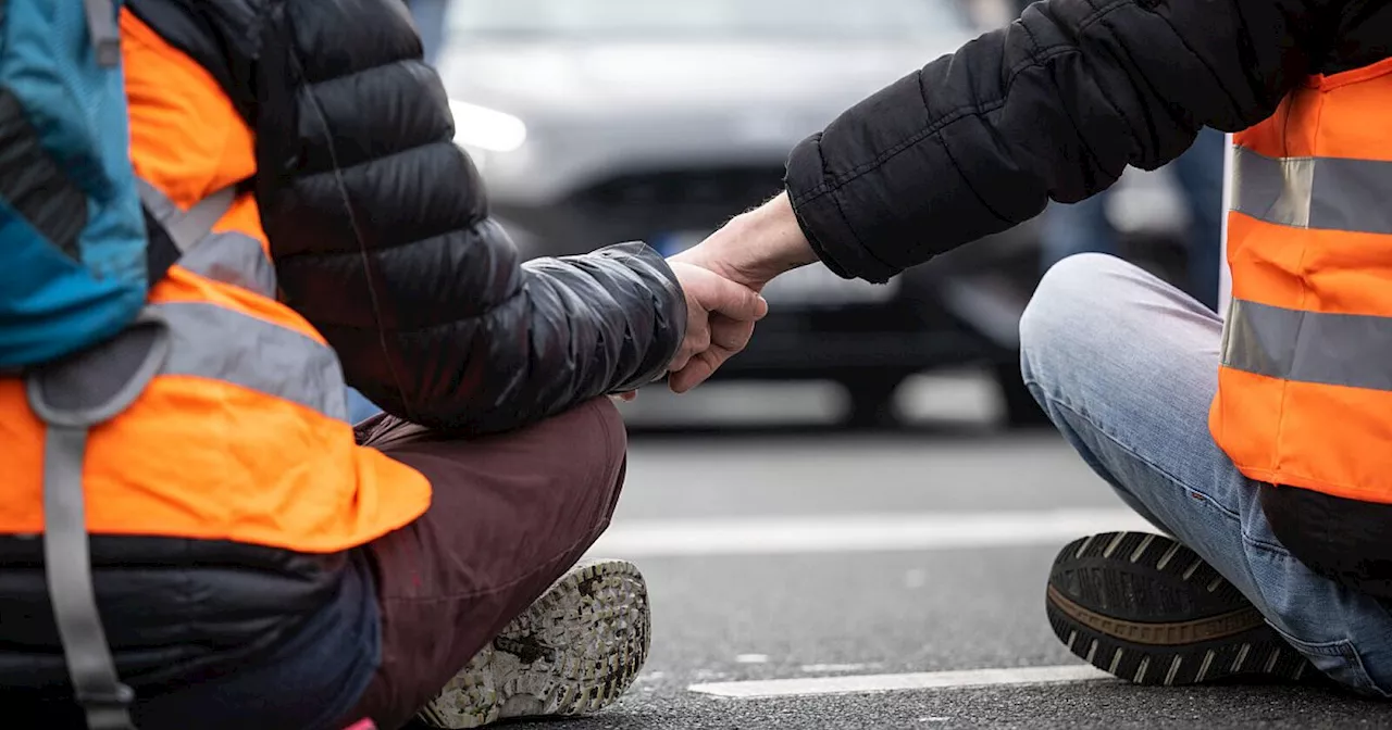 „Extinction Rebellion“ blockiert Straße in Bielefeld