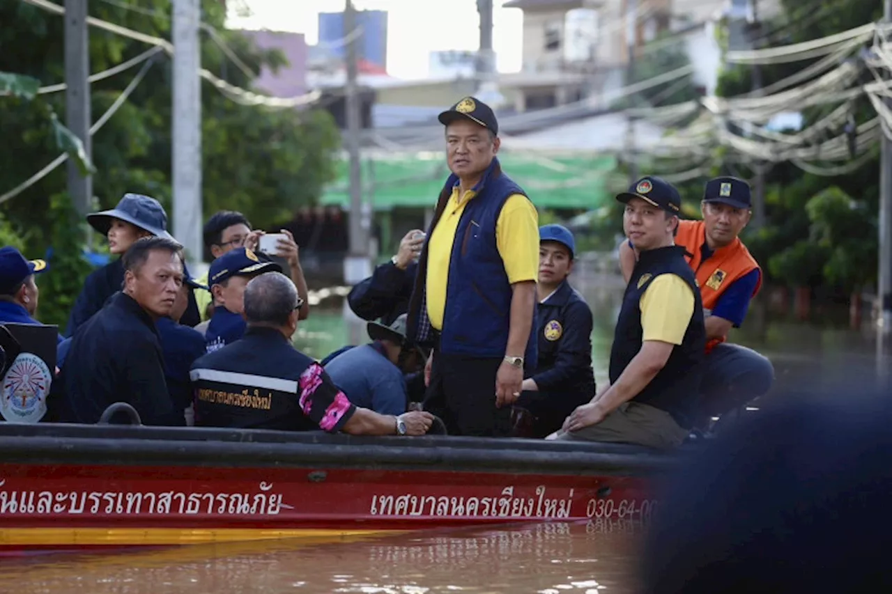 'อนุทิน'นั่งเรือลุยน้ำที่เชียงใหม่แจกข้าวและถุงยังชีพให้ประชาชนเผยกำลังใจชาวบ้านยังดีขอบคุณทีมเชียงใหม่ทุกคน