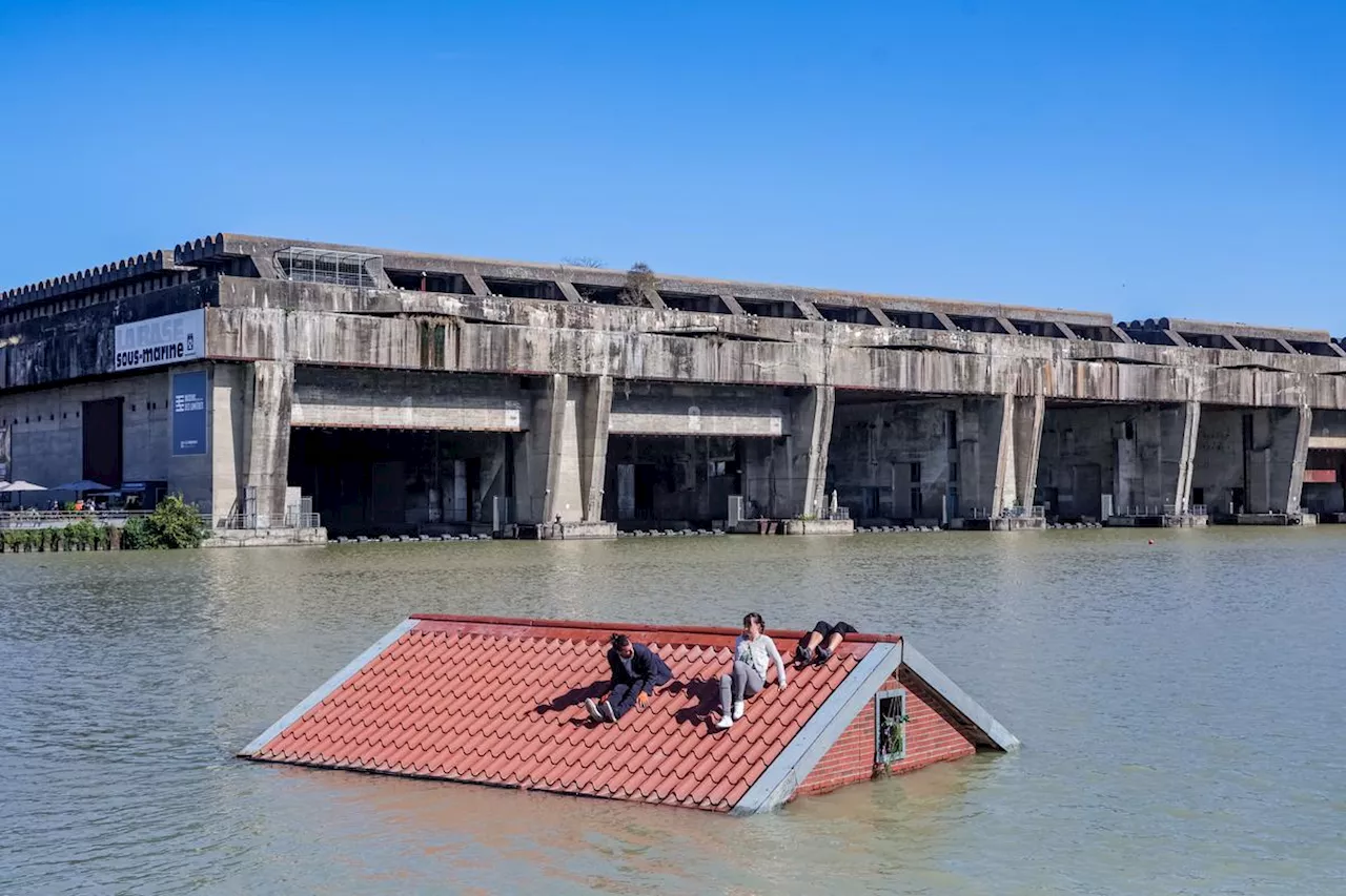 Au Festival des arts de Bordeaux, des Danois glissent sur le toit d’une maison immergée