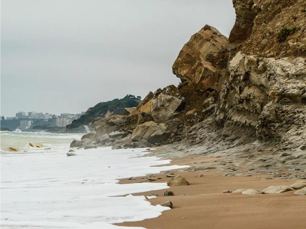 Érosion : vingt ans d’effondrements de falaises au Pays basque, en images