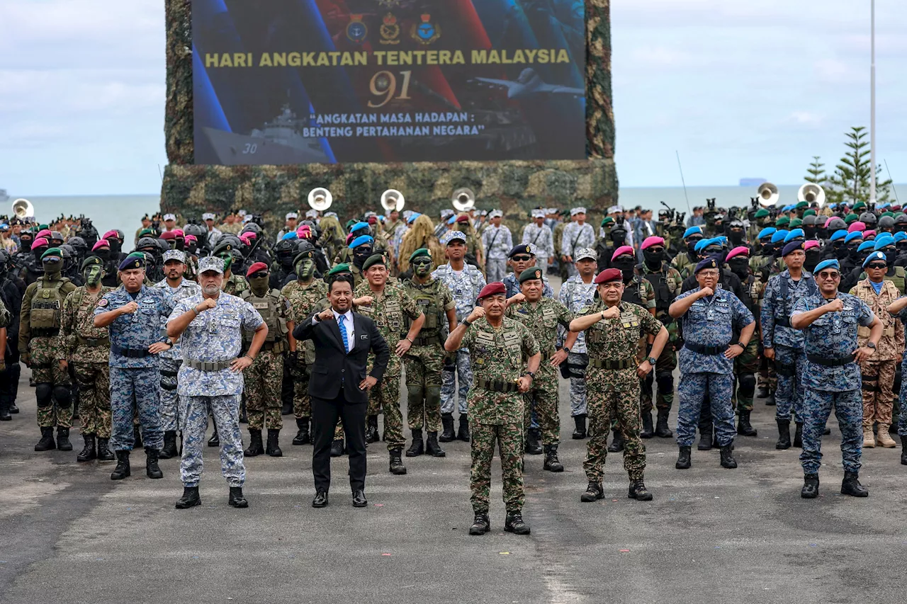 Perbarisan tempur statik, demonstrasi dinamik pukau penonton