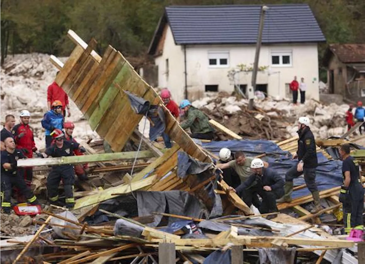 Rescatistas buscan supervivientes tras devastadoras inundaciones en Bosnia