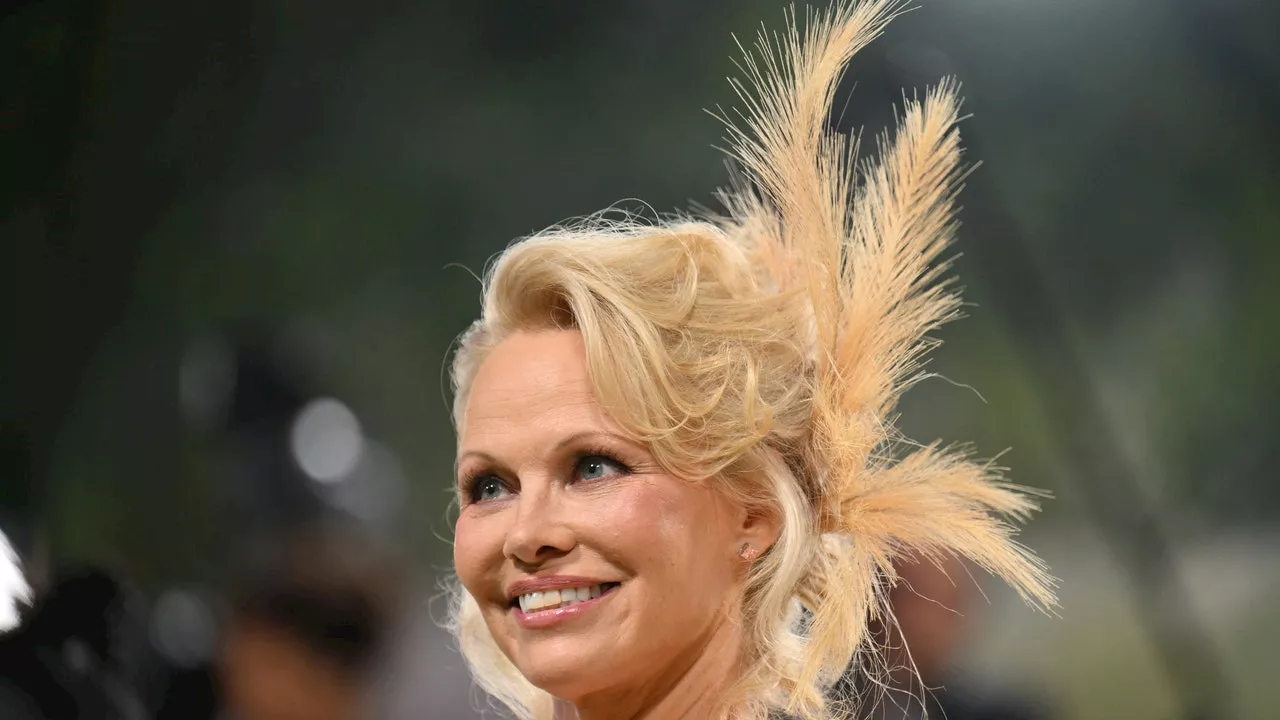 #Goodhairday: Pamela Anderson dal biondo anni ‘90 (oggi sulla cresta dell’onda) alle sue acconciature virali