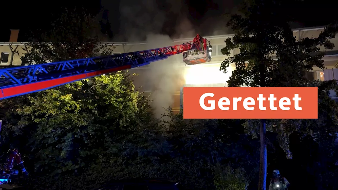 Feuerwehr rettet zehn Menschen aus brennendem Haus in Düsseldorf