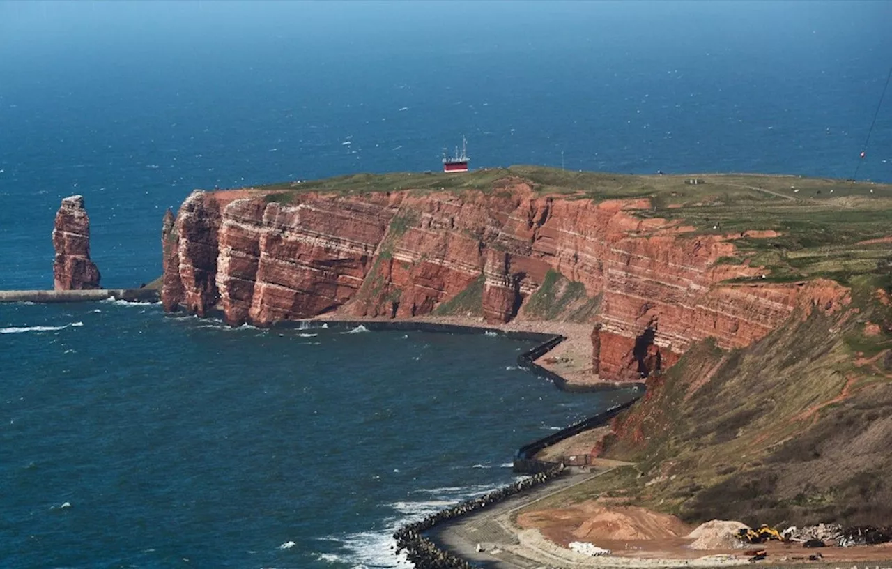 Fähre „Funny Girl“ vor Helgoland abgeschleppt