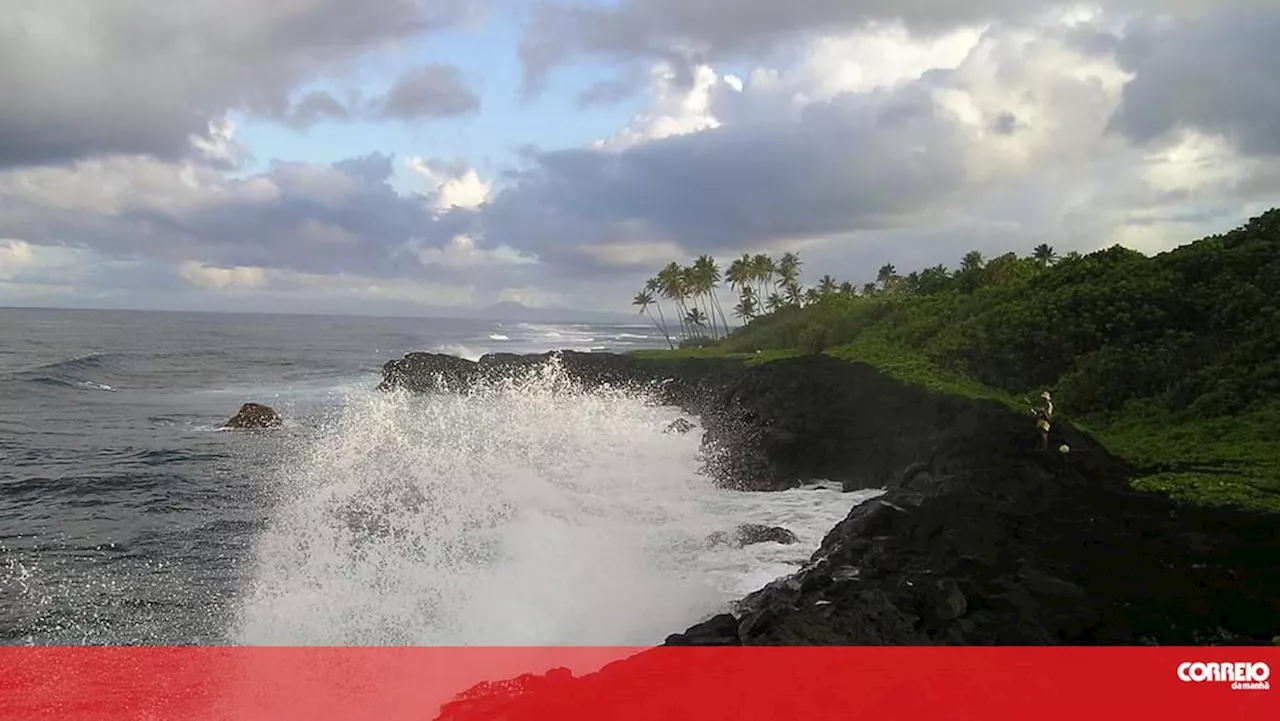 Navio da marinha da Nova Zelândia naufraga em Samoa