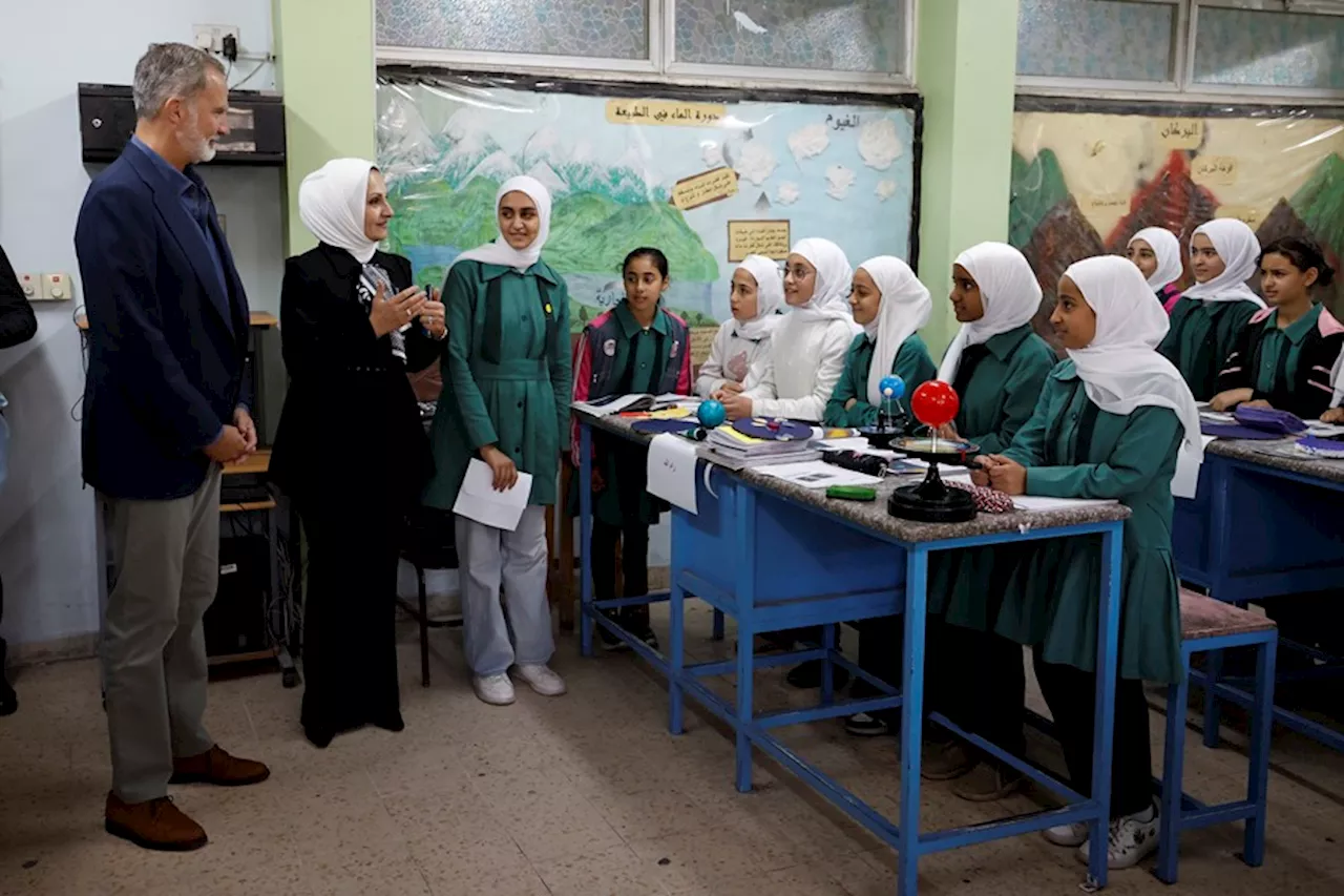 El rey Felipe VI visita un colegio de niñas en el campo de refugiados más grande de Jordania