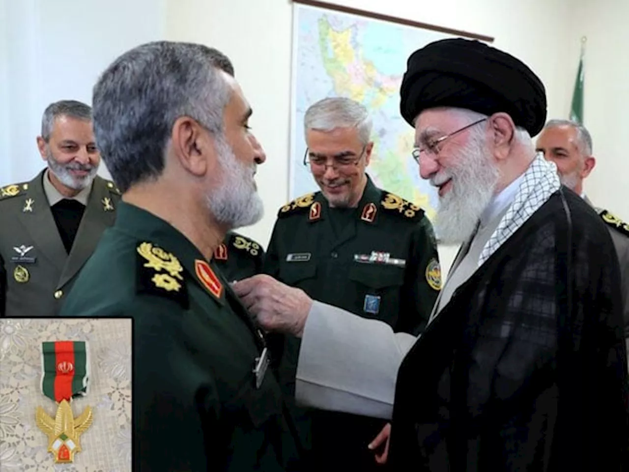 خامنہ ای نے اسرائیل پر میزائل حملے کرنے والے جنرل کو تمغۂ فتح سے نواز دیا