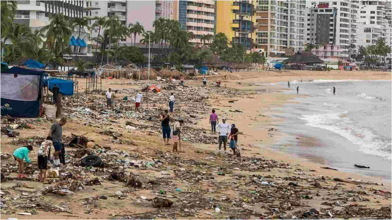 Habitantes Acapulco Realizan Jornada de Limpieza en la Playas Luego del Paso de John