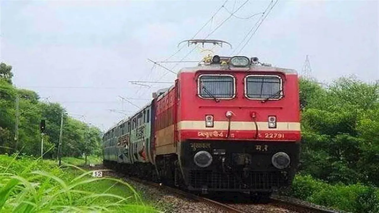 Train Cancelled: रेलयात्री ध्यान दें! दुर्गा पूजा के बीच बढ़ी परेशानी, 10 ट्रेनें कैंसिल; कई गाड़ियों का बदला रूट