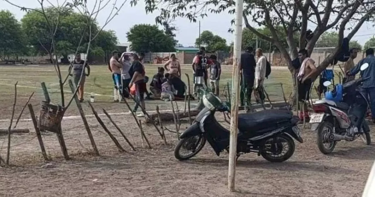 Jugaba un partido de fútbol en un torneo amateur, se descompensó y murió