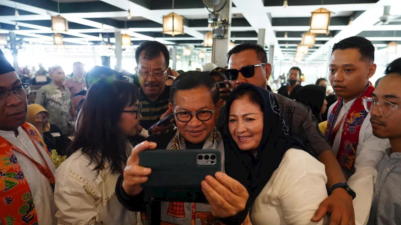 Pramono Anung Temui Ribuan Warga Kediri di TMII Jelang Debat Perdana