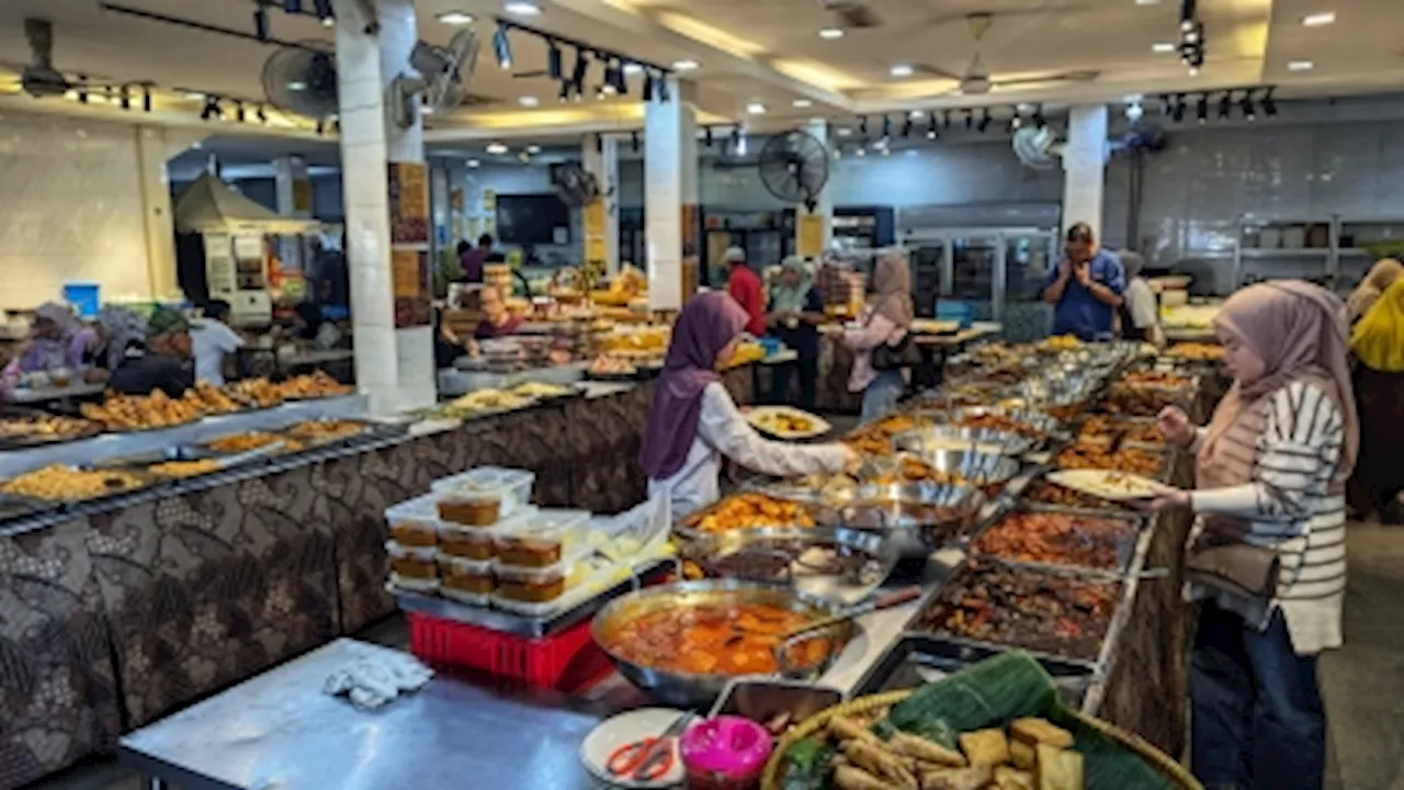 Restoran Hatinie in Seksyen 10, Shah Alam boasts an impressive ‘nasi lauk’ spread, as well as ‘nasi dagang’ and ‘nasi kerabu’