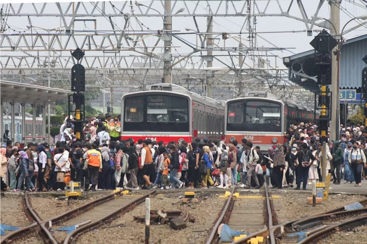 Stasiun KRL Membludak saat HUT TNI, KAI Commuter Antisipasi dengan Tambah Perjalanan