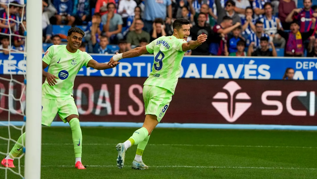 Lewandowski hace un 'hat-trick' para volver a liderar la victoria del Barcelona ante Alavés