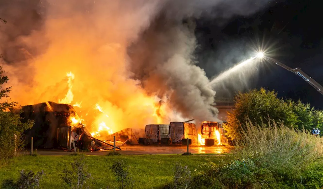 Verheerendes Feuer greift auf Paketautos über – Schaden ist enorm