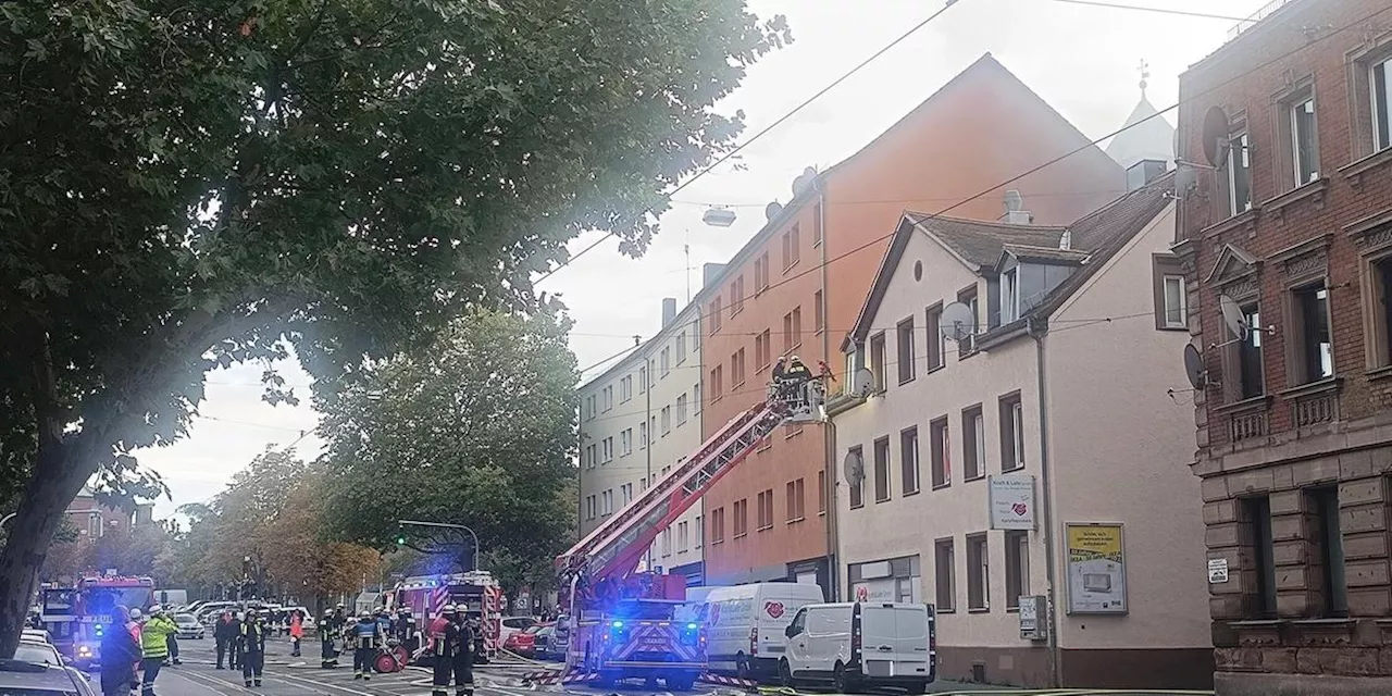 Feuer in Dachstuhl in der N&uuml;rnberger S&uuml;dstadt: Feuerwehr und Polizei im Einsatz