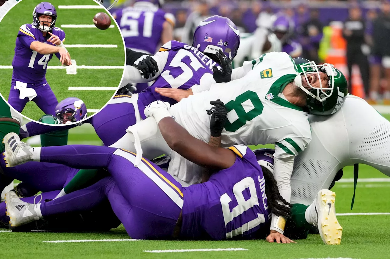 Aaron Rodgers interception ends Jets' comeback hopes in crushing London loss to Sam Darnold, Vikings