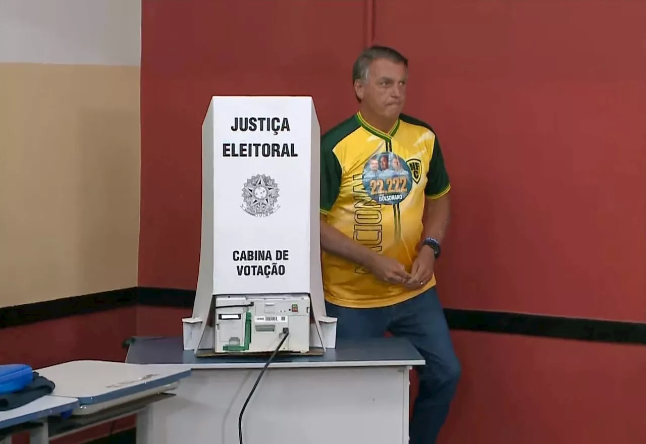 Eleições Municipais 2024: ex-presidente Jair Bolsonaro (PL) vota no Rio de Janeiro