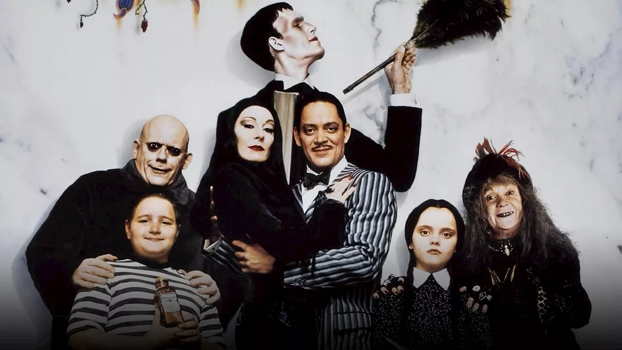 'La familia que atormenta unida, permanece unida': Christopher Lloyd, Christina Ricci y el resto de la Familia Addams se reúne 33 años después de la primera película