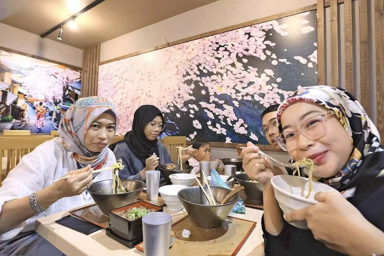 Halal paradise in Kyoto welcomes Muslim visitors; tourists enjoy halal-certified Japanese cuisine