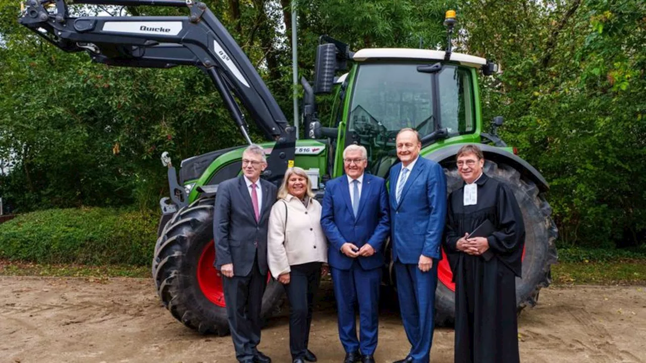 Landwirtschaft: Bundespräsident Steinmeier bekommt Erntekrone