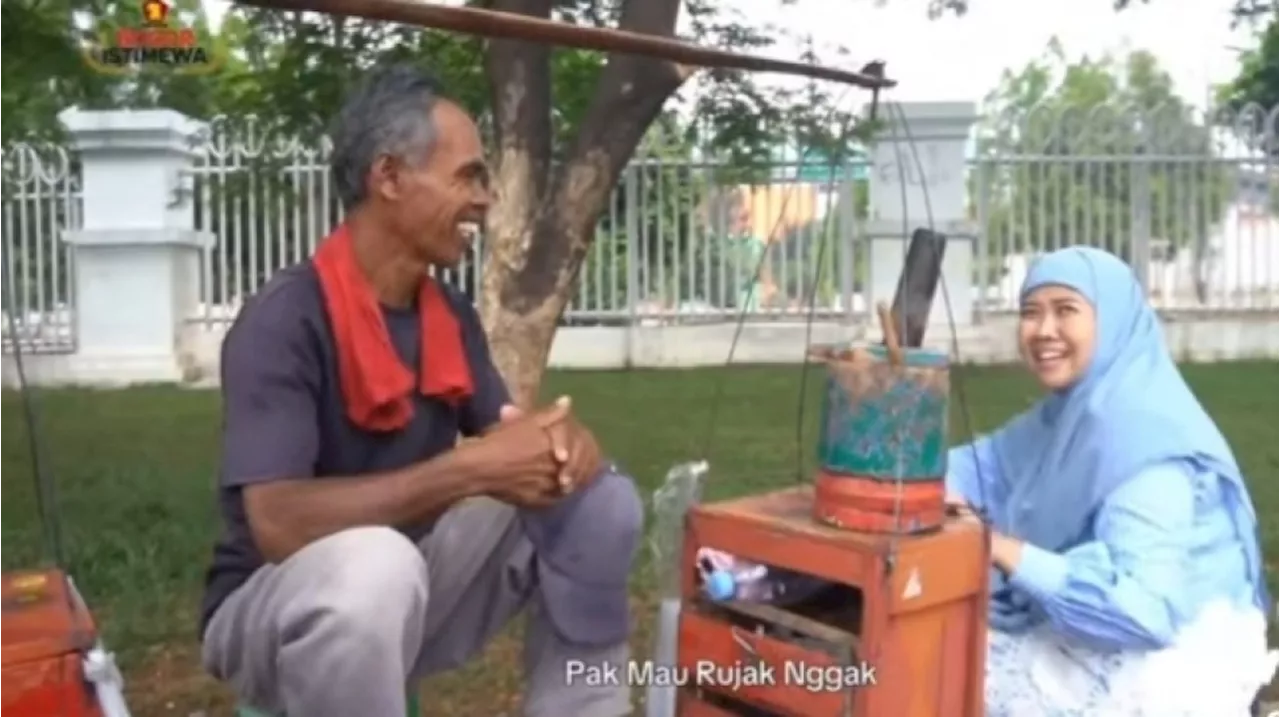 Momen Eva Rudy Susmanto Ngobrol Langsung dengan Penjual Rujak Asal Tasik, Terkejut Dengar Ini