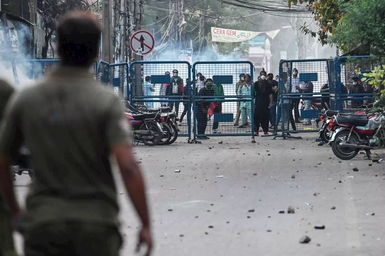 Islamabad shut down amid more clashes