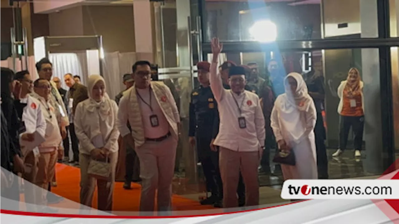 Momen Ridwan Kamil Joget Di Depan Pendukungnya saat Tiba JIExpo Kemayoran Untuk Debat Perdana Pilkada Jakarta