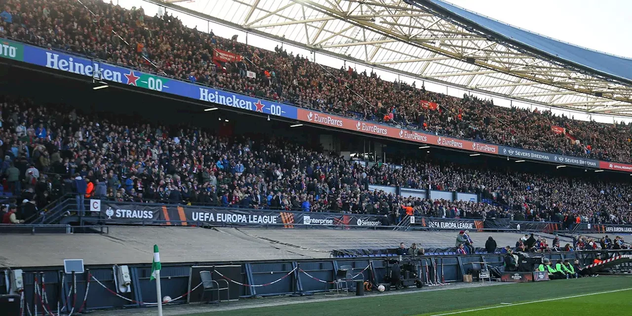 Feyenoord-supporters maken vuurwerkgeluiden tijdens duel met FC Twente, online veel kritiek