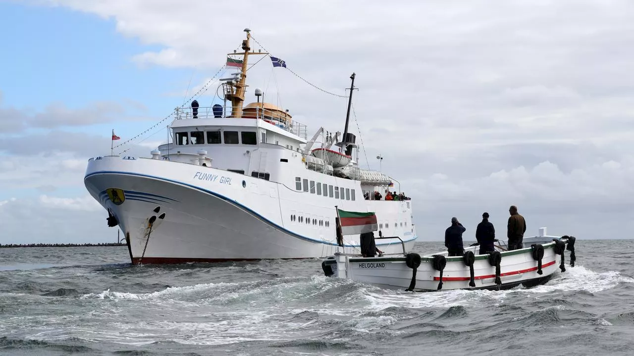 Passagierschiff „Funny Girl“ treibt vor Helgoland manövrierunfähig auf der Nordsee