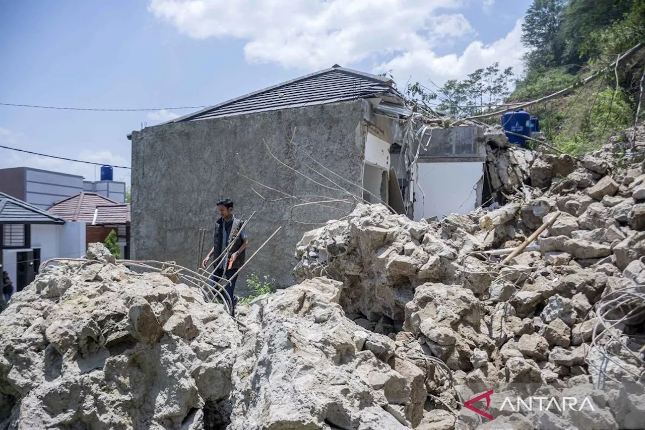 Sedikitnya tiga orang luka akibat longsor dinding penahan tanah di Cimahi