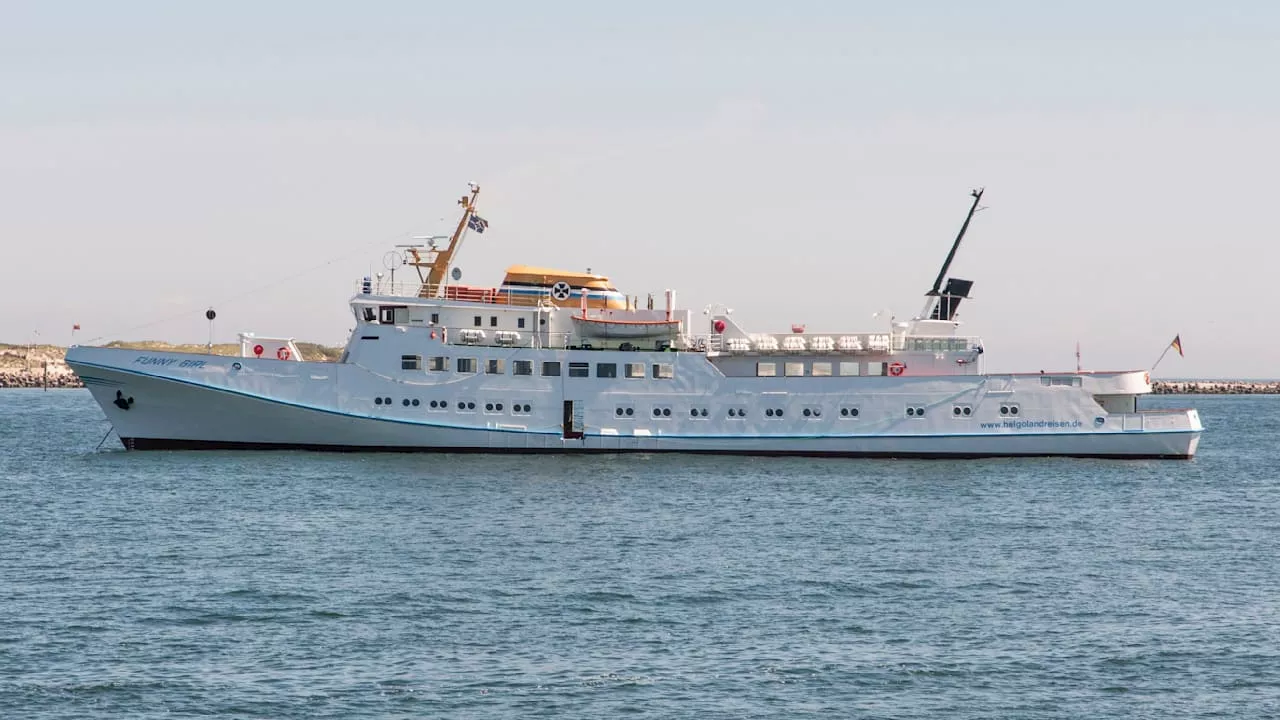 Nordsee: Schiff „Funny Girl“ steuerlos auf dem Meer +++ Schlepper ziehen sie nach Büsum