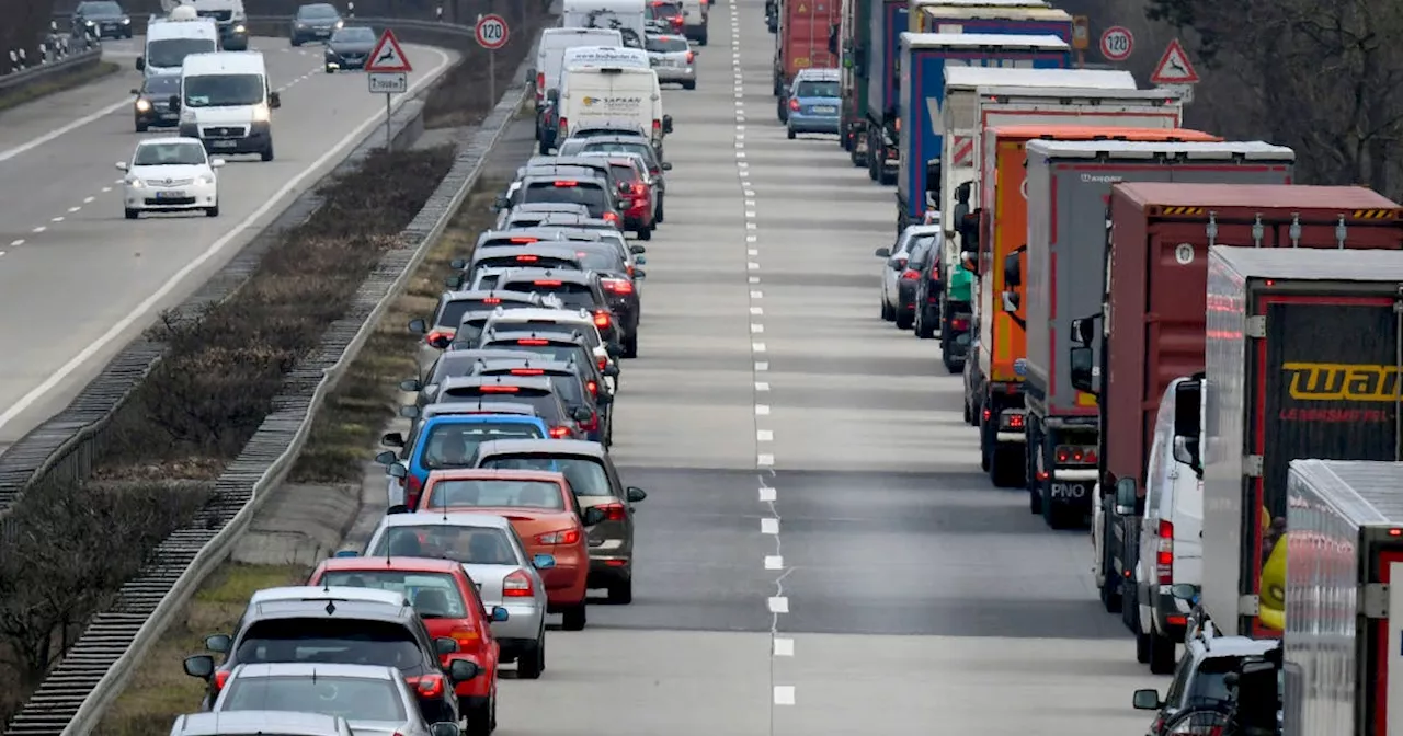 Mann fährt durch Rettungsgasse und flieht vor Polizei