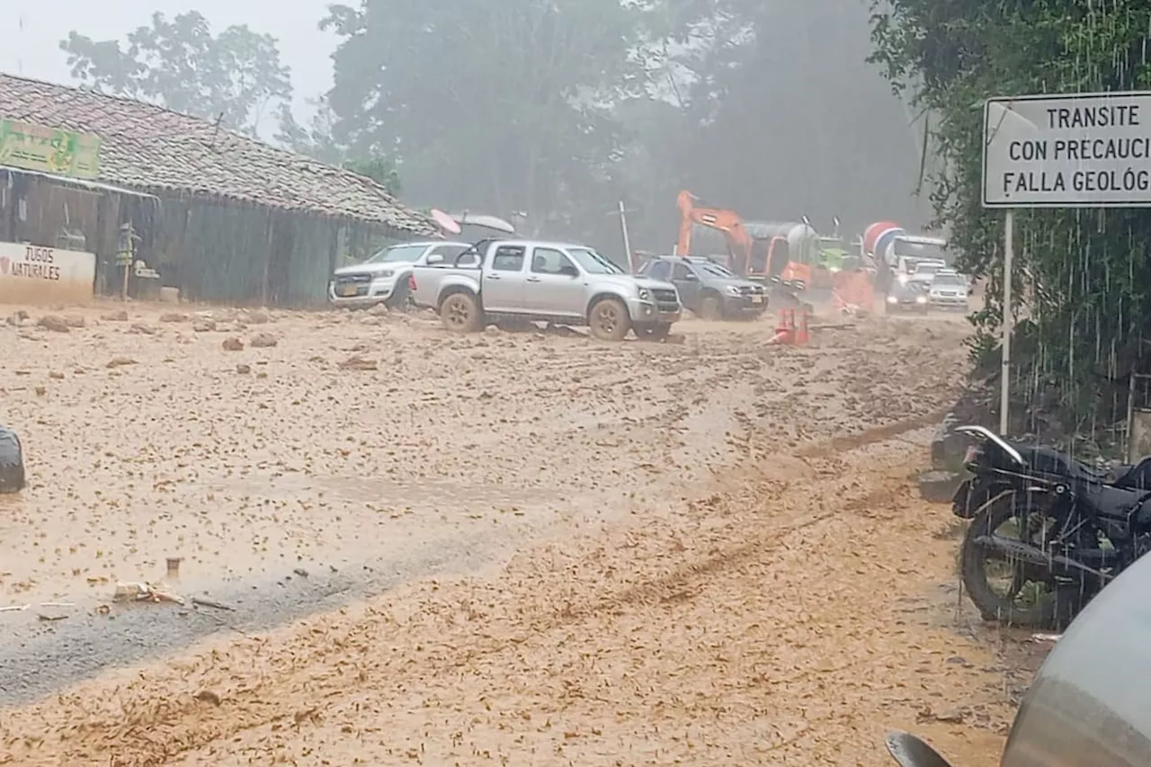 Derrumbe genera cierre en la vía Bucaramanga