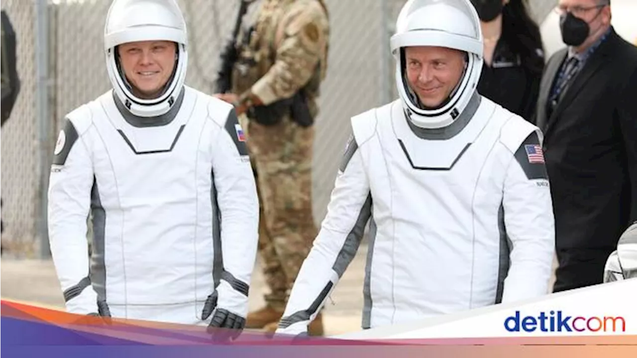 Astronaut Jemput Rekan yang Terdampar di Ruang Angkasa, Pulang Tahun Depan