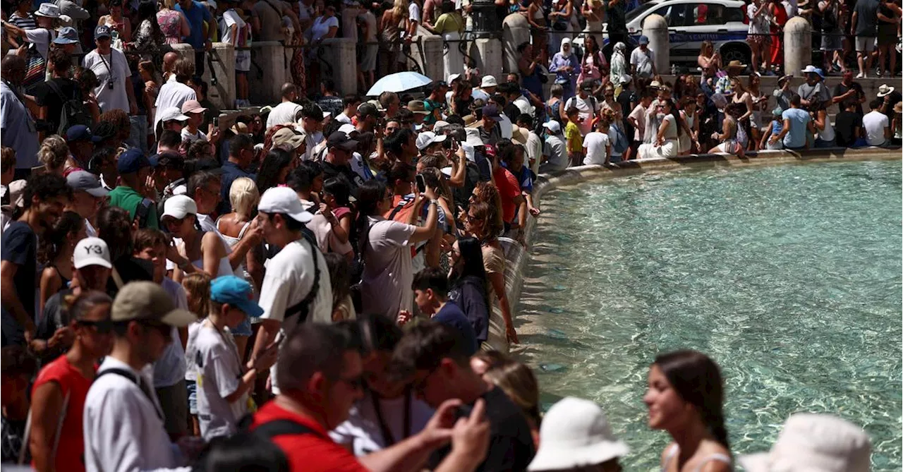 Ein Steg in den Trevi-Brunnen: Rom schränkt Zugang ein und plant Gebühr