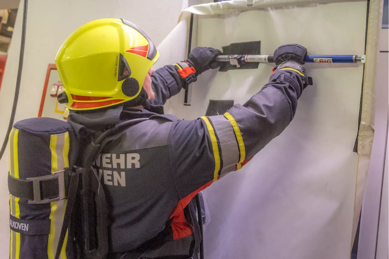 Feuer in Mehrfamilienhaus auf dem Mintarder Weg