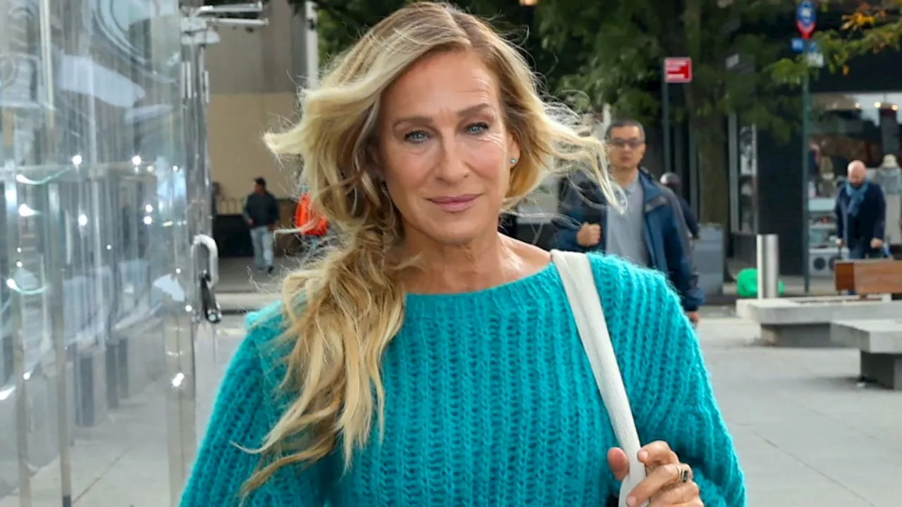 Sarah Jessica Parker Confirms Blue Tights Are the Perfect Accessory for an Intellectual Look