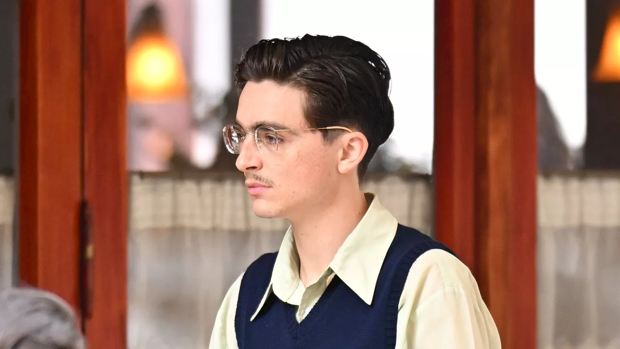 Timothée Chalamet se transforme en geek des années 50 pour son nouveau film