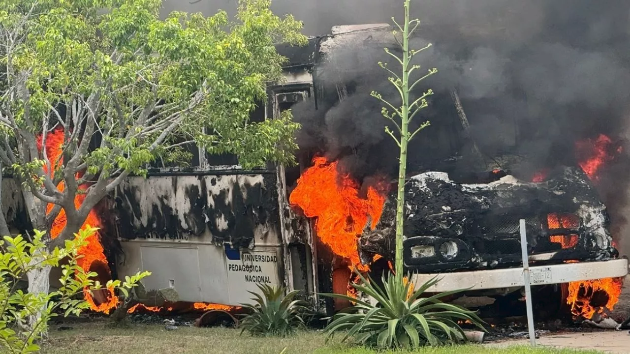 Trabajadores de la UPN 203 de Ixtepec, Oaxaca, queman un autobús y toman la carretera