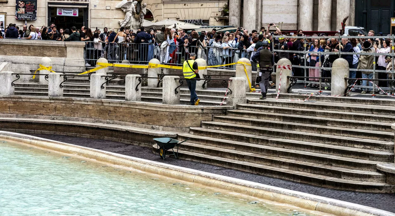 Fontana di Trevi, fino a 30mila turisti al giorno. Ecco quanto frutta la raccolta delle monetine ogni anno