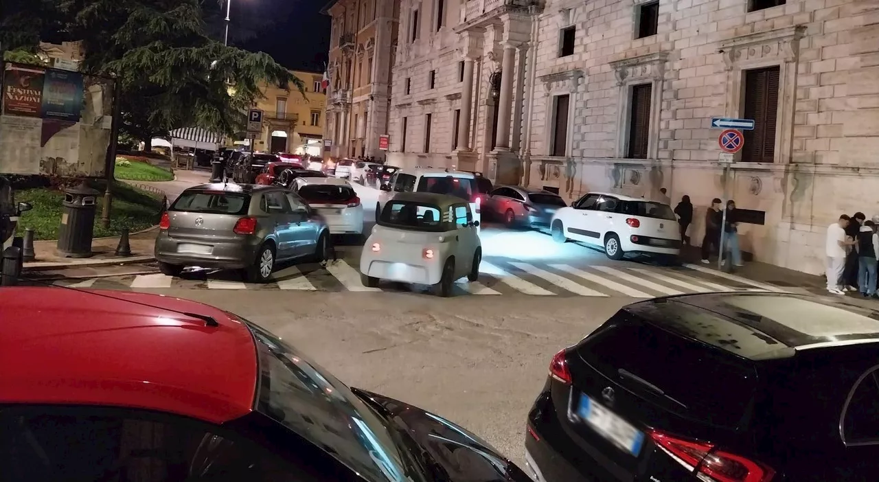 Perugia, un fine settimana di caos per la sosta selvaggia. Auto lasciate ovunque: «Anche su marciapiedi e stri