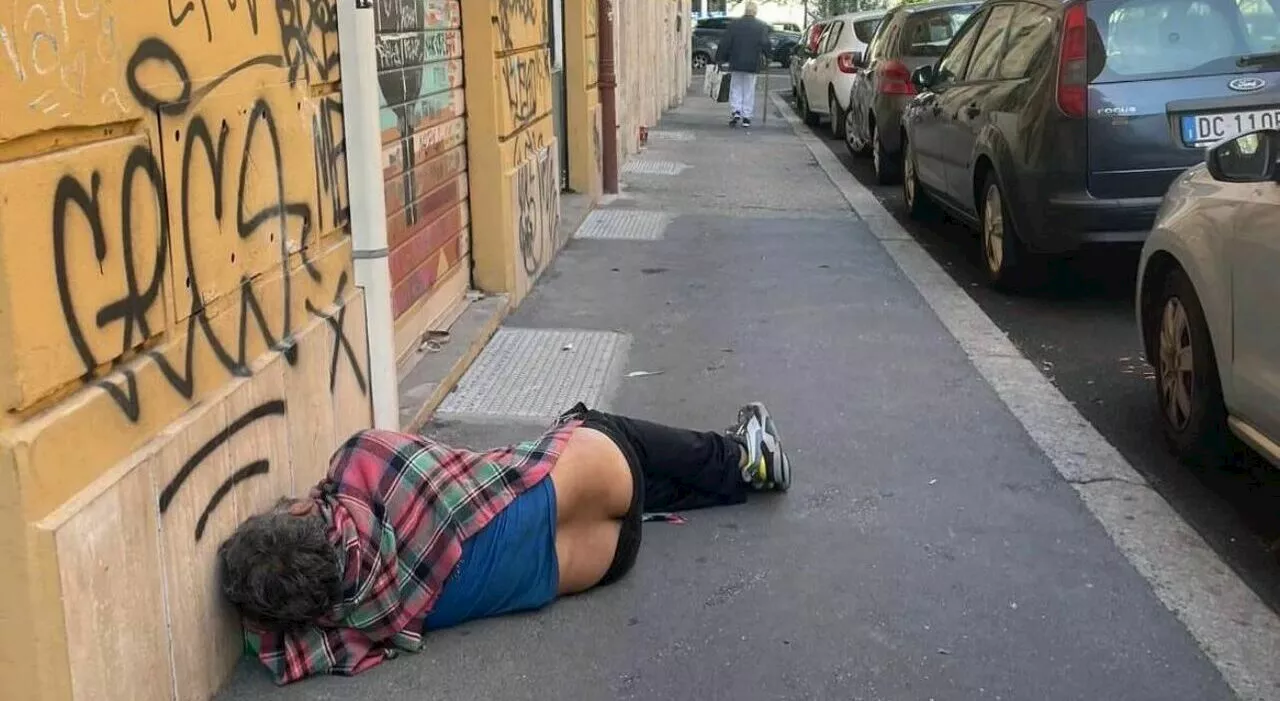 Roma, il degrado di San Lorenzo: senzatetto che dormono sui marciapiedi e rifiuti abbandonati in strada. Le fo