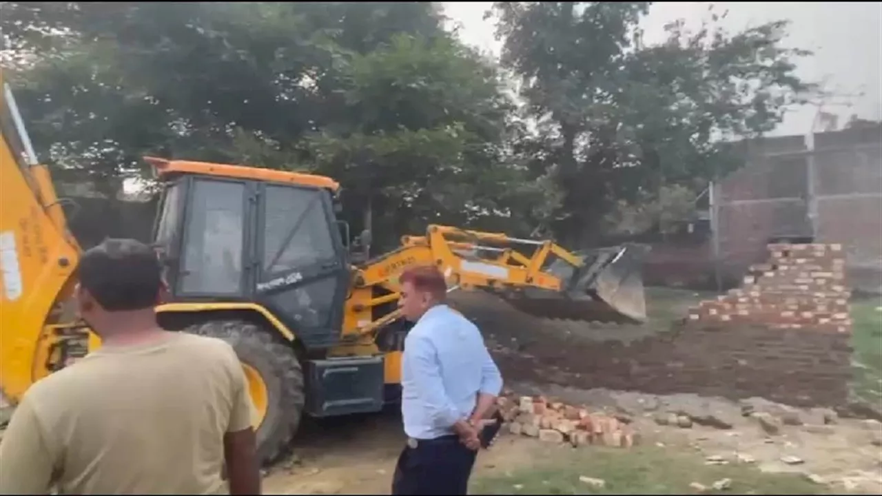 Bulldozer Action : अतिक्रमण हटाने जैसे ही बुलडोजर लेकर पहुंचे अफसर, मौके पर मच गई चीख-पुकार; देखते ही देखते सब हुआ जमीदोज