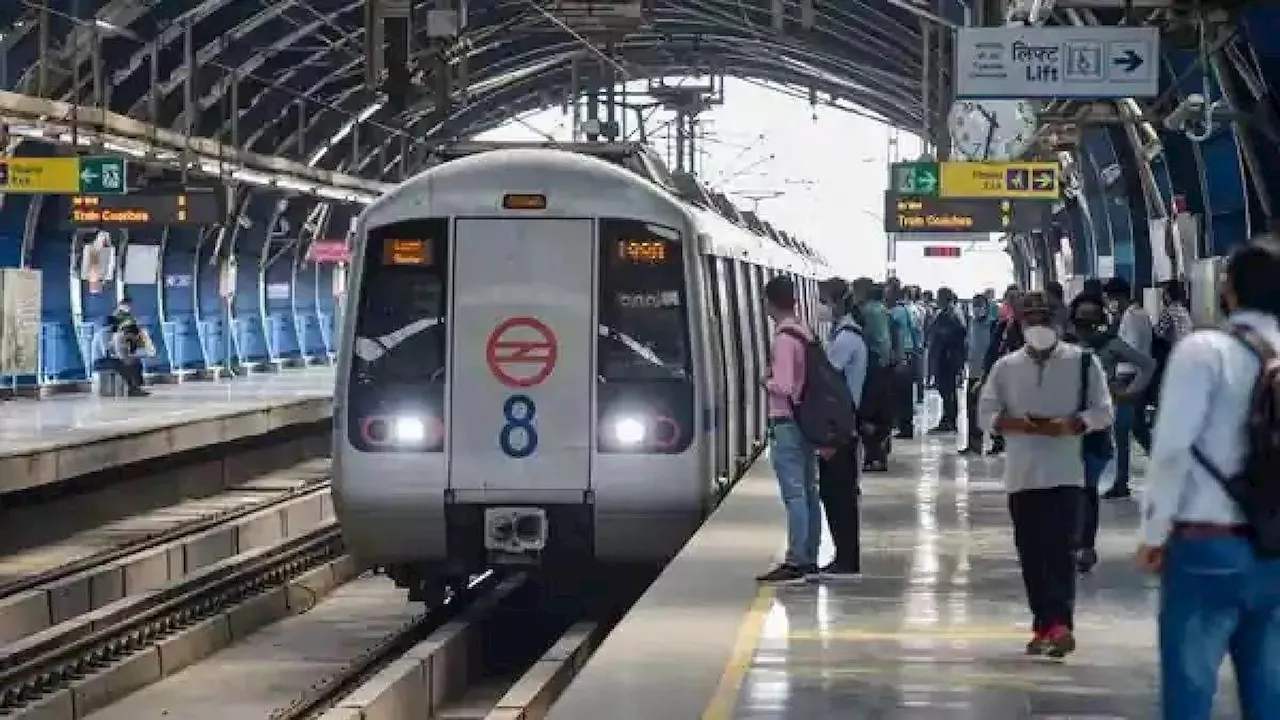 Delhi Metro: येलो लाइन पर सफर करने वाले ध्यान दें! देरी से चल रही मेट्रो, स्कूल-ऑफिस जाने वाले हो रहे परेशान