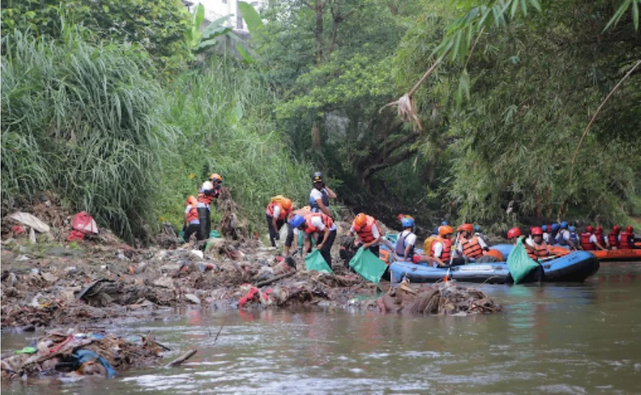 Pertamina International Shipping Turut Bersihkan 14 Ton Sampah di Sungai Ciliwung